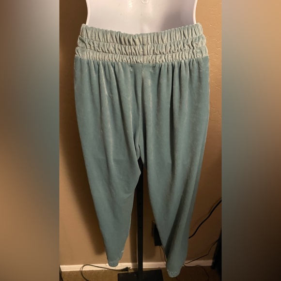 Very Soft Weekend Edition Velvet Like Sweatpants - Picture 2 of 10